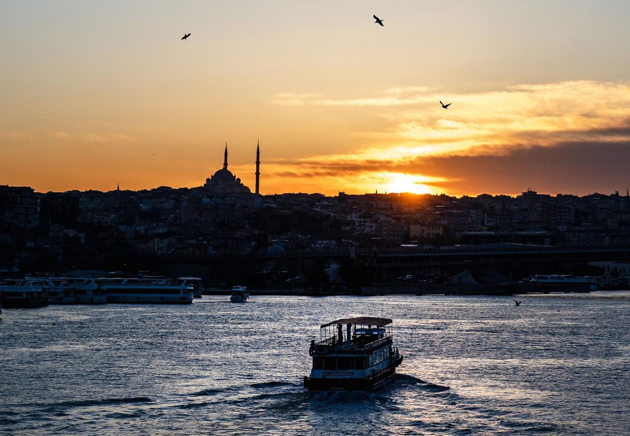 Ein Tag am Bosporus: Bootsfahrten und Uferpromenaden