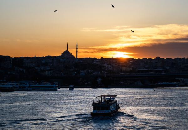 Ein Tag am Bosporus: Bootsfahrten und Uferpromenaden